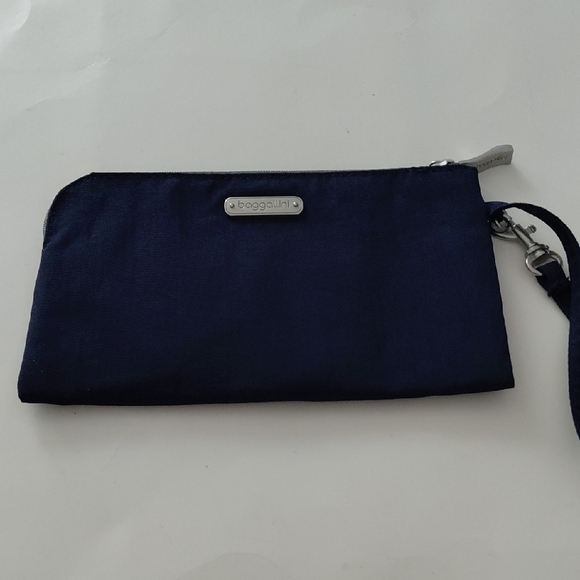 Baggallini Navy Wristlet - Picture 1 of 7